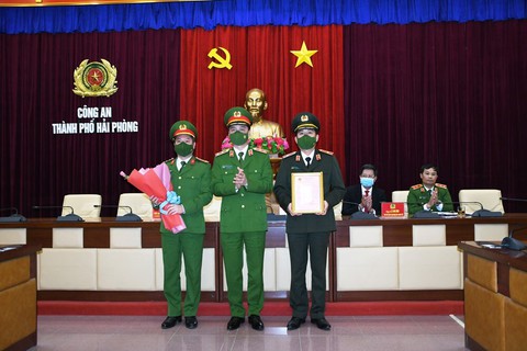 Thanh niên cướp hơn 3 tỉ đồng của ngân hàng khai cho bạn gái tiền trước khi trốn chạy - Ảnh 3. Thanh niên cướp hơn 3 tỉ đồng của ngân hàng khai cho bạn gái tiền trước khi trốn chạy - Ảnh 3.
