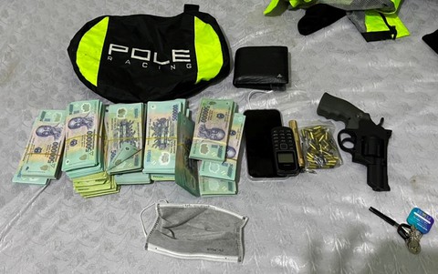 Thanh niên cướp hơn 3 tỉ đồng của ngân hàng khai cho bạn gái tiền trước khi trốn chạy - Ảnh 2. Thanh niên cướp hơn 3 tỉ đồng của ngân hàng khai cho bạn gái tiền trước khi trốn chạy - Ảnh 2.