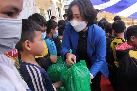 Nhận quà dinh dưỡng, trẻ vùng cao nói về chia cho em và bạn bè trong xóm - Ảnh 6. Nhận quà dinh dưỡng, trẻ vùng cao nói về chia cho em và bạn bè trong xóm - Ảnh 6.