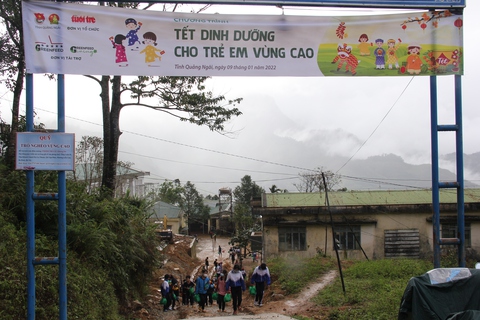 Nhận quà dinh dưỡng, trẻ vùng cao nói về chia cho em và bạn bè trong xóm - Ảnh 3. Nhận quà dinh dưỡng, trẻ vùng cao nói về chia cho em và bạn bè trong xóm - Ảnh 3.