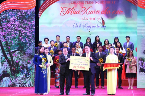 Hơn 100 tỉ đồng dành cho trẻ em mồ côi, khó khăn - Ảnh 2. Hơn 100 tỉ đồng dành cho trẻ em mồ côi, khó khăn - Ảnh 2.