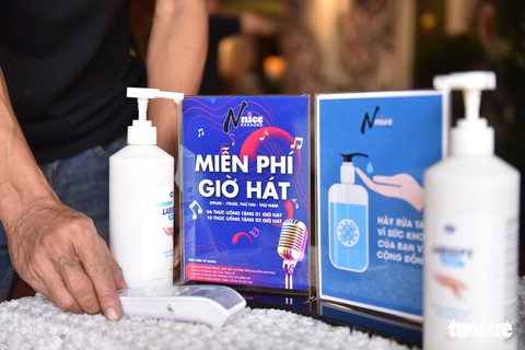 Nhân viên quán karaoke, bar mừng được quay lại làm việc - Ảnh 4. Nhân viên quán karaoke, bar mừng được quay lại làm việc - Ảnh 4.