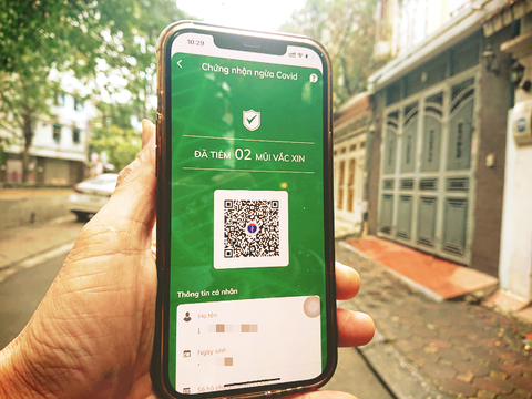 Vì sao nhiều người chưa được cập nhật tiêm vắc xin mũi 3 trên app? - Ảnh 1. Vì sao nhiều người chưa được cập nhật tiêm vắc xin mũi 3 trên app? - Ảnh 1.