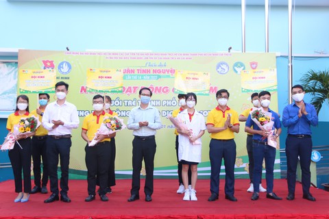 Chiến sĩ Xuân tình nguyện chung tay phòng chống COVID-19 - Ảnh 2. Chiến sĩ Xuân tình nguyện chung tay phòng chống COVID-19 - Ảnh 2.
