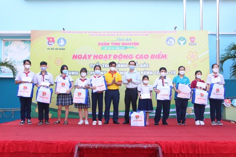 Chiến sĩ Xuân tình nguyện chung tay phòng chống COVID-19 - Ảnh 3. Chiến sĩ Xuân tình nguyện chung tay phòng chống COVID-19 - Ảnh 3.