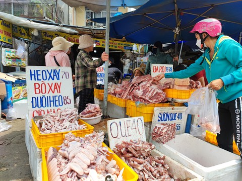Thịt heo đông lạnh rẻ ngỡ ngàng, càn quét các chợ, chất lượng hên xui - Ảnh 1. Thịt heo đông lạnh rẻ ngỡ ngàng, càn quét các chợ, chất lượng hên xui - Ảnh 1.