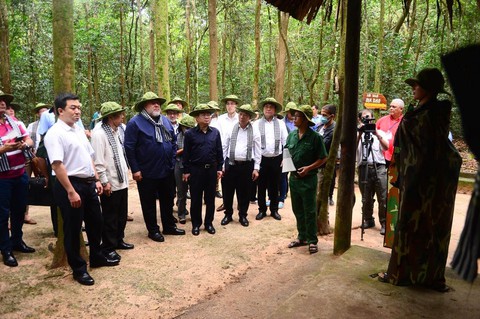 Thủ tướng Cuba thăm địa đạo Củ Chi - Ảnh 5. Thủ tướng Cuba thăm địa đạo Củ Chi - Ảnh 5.