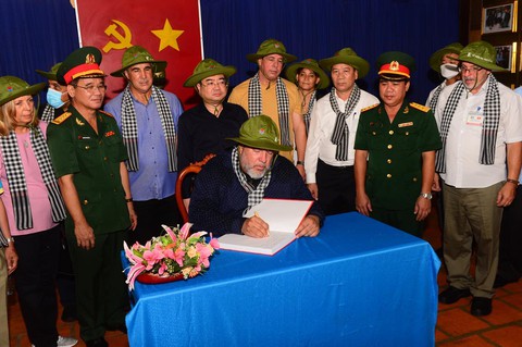 Thủ tướng Cuba thăm địa đạo Củ Chi - Ảnh 7. Thủ tướng Cuba thăm địa đạo Củ Chi - Ảnh 7.