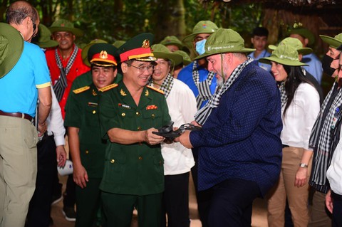 Thủ tướng Cuba thăm địa đạo Củ Chi - Ảnh 9. Thủ tướng Cuba thăm địa đạo Củ Chi - Ảnh 9.