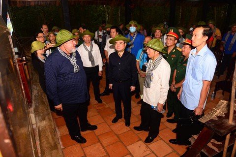 Thủ tướng Cuba thăm địa đạo Củ Chi - Ảnh 11. Thủ tướng Cuba thăm địa đạo Củ Chi - Ảnh 11.