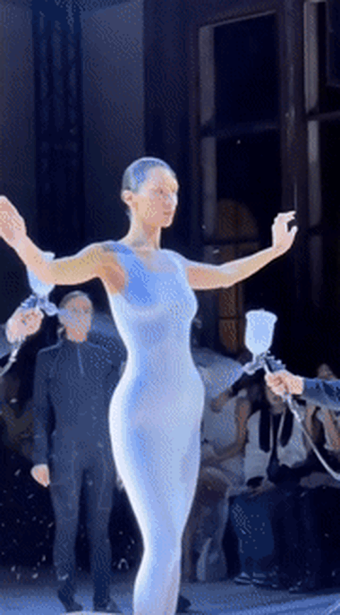 Bella Hadid gây sốt với chiếc váy phun sơn, phim về Marilyn Monroe bị chỉ trích chống phá thai - Ảnh 2. Bella Hadid gây sốt với chiếc váy phun sơn, phim về Marilyn Monroe bị chỉ trích chống phá thai - Ảnh 2.