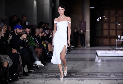 Bella Hadid để ngực trần, 1 phút sau đã được úm ba la thành váy phun sơn ngay trên sàn runway - Ảnh 3. Bella Hadid để ngực trần, 1 phút sau đã được úm ba la thành váy phun sơn ngay trên sàn runway - Ảnh 3.