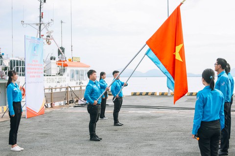 Bạn trẻ TP.HCM cùng chào cờ ‘Tôi yêu Tổ quốc tôi’ - Ảnh 2. Bạn trẻ TP.HCM cùng chào cờ ‘Tôi yêu Tổ quốc tôi’ - Ảnh 2.