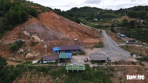Lập biên bản vi phạm hành chính, buộc tháo dỡ các trạm dừng chân trái phép trên đèo Đại Ninh - Ảnh 1. Lập biên bản vi phạm hành chính, buộc tháo dỡ các trạm dừng chân trái phép trên đèo Đại Ninh - Ảnh 1.