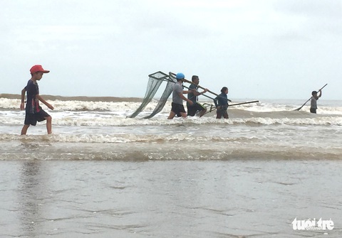 Hàng ngàn người hò nhau đi vớt ‘lộc biển’ sau mưa bão - Ảnh 2. Hàng ngàn người hò nhau đi vớt ‘lộc biển’ sau mưa bão - Ảnh 2.
