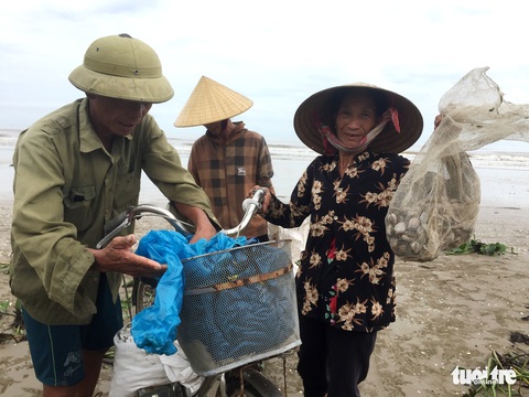 Hàng ngàn người hò nhau đi vớt ‘lộc biển’ sau mưa bão - Ảnh 8. Hàng ngàn người hò nhau đi vớt ‘lộc biển’ sau mưa bão - Ảnh 8.