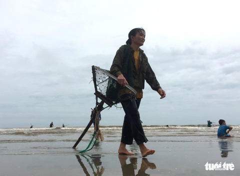Hàng ngàn người hò nhau đi vớt ‘lộc biển’ sau mưa bão - Ảnh 9. Hàng ngàn người hò nhau đi vớt ‘lộc biển’ sau mưa bão - Ảnh 9.