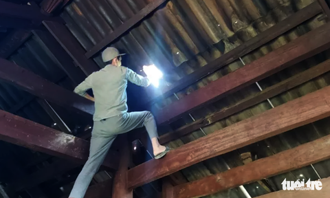 Đình chỉ 3 tháng mỏ đá nổ mìn làm đá văng hỏng nhiều nhà dân - Ảnh 1. Đình chỉ 3 tháng mỏ đá nổ mìn làm đá văng hỏng nhiều nhà dân - Ảnh 1.