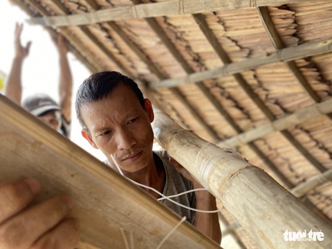 Dân Đà Nẵng kéo ra biển dọn cát lấp, bèo dạt sau bão - Ảnh 9. Dân Đà Nẵng kéo ra biển dọn cát lấp, bèo dạt sau bão - Ảnh 9.