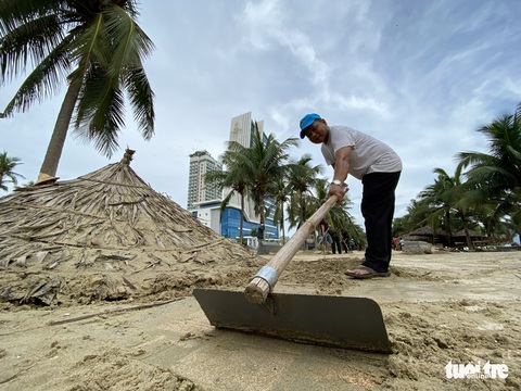 Dân Đà Nẵng kéo ra biển dọn cát lấp, bèo dạt sau bão - Ảnh 3. Dân Đà Nẵng kéo ra biển dọn cát lấp, bèo dạt sau bão - Ảnh 3.
