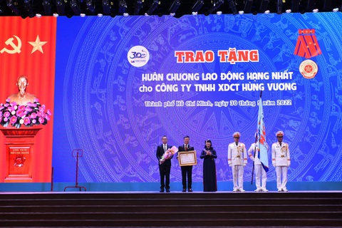 Công ty Hùng Vương nhận Huân chương lao động hạng Nhất và hạng Nhì - Ảnh 1. Công ty Hùng Vương nhận Huân chương lao động hạng Nhất và hạng Nhì - Ảnh 1.