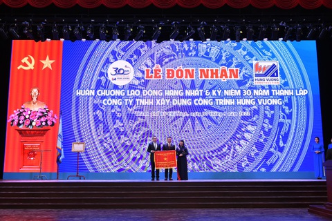 Công ty Hùng Vương nhận Huân chương lao động hạng Nhất và hạng Nhì - Ảnh 2. Công ty Hùng Vương nhận Huân chương lao động hạng Nhất và hạng Nhì - Ảnh 2.