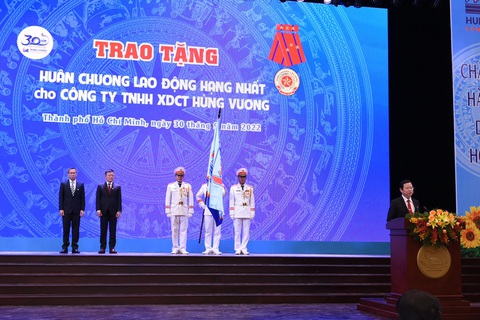 Công ty Hùng Vương nhận Huân chương lao động hạng Nhất và hạng Nhì - Ảnh 3. Công ty Hùng Vương nhận Huân chương lao động hạng Nhất và hạng Nhì - Ảnh 3.