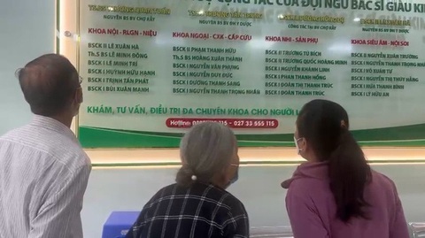 Tranh luận: Bác sĩ trốn việc ở bệnh viện công ra phòng khám tư khám bệnh, có nên thông cảm? - Ảnh 1. Tranh luận: Bác sĩ trốn việc ở bệnh viện công ra phòng khám tư khám bệnh, có nên thông cảm? - Ảnh 1.