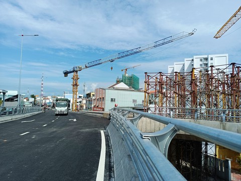 Thông xe một phần tại nút giao nghìn tỉ chậm tiến độ ở Khánh Hòa - Ảnh 2. Thông xe một phần tại nút giao nghìn tỉ chậm tiến độ ở Khánh Hòa - Ảnh 2.