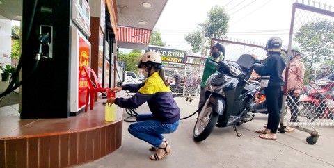 Bình Dương chật vật vì hàng loạt cây xăng treo biển hết hàng, chờ hoàn thiện pháp lý… - Ảnh 6. Bình Dương chật vật vì hàng loạt cây xăng treo biển hết hàng, chờ hoàn thiện pháp lý… - Ảnh 6.