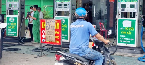 Bình Dương chật vật vì hàng loạt cây xăng treo biển hết hàng, chờ hoàn thiện pháp lý… - Ảnh 1. Bình Dương chật vật vì hàng loạt cây xăng treo biển hết hàng, chờ hoàn thiện pháp lý… - Ảnh 1.