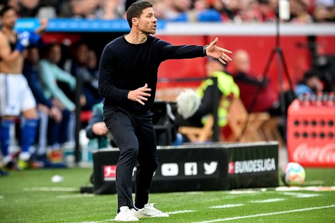 HLV Xabi Alonso đã bày tỏ sự ấn tượng mạnh mẽ đối với khả năng của Huijsen