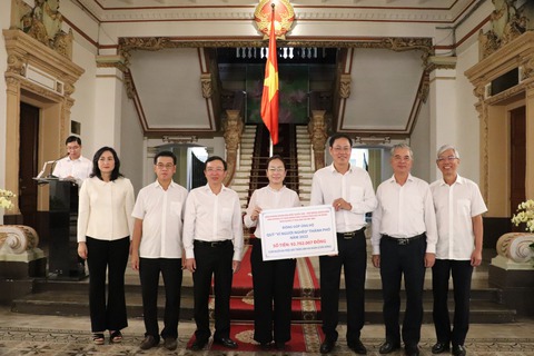 Cán bộ, công chức TP.HCM góp một ngày lương cho Quỹ Vì người nghèo - Ảnh 1. Cán bộ, công chức TP.HCM góp một ngày lương cho Quỹ Vì người nghèo - Ảnh 1.