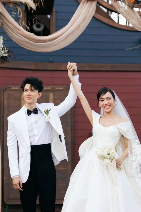 Anh Tú vò đầu, bứt tóc khi nghe bà xã Diệu Nhi hát tặng trong đám cưới - Ảnh 1. Anh Tú vò đầu, bứt tóc khi nghe bà xã Diệu Nhi hát tặng trong đám cưới - Ảnh 1.