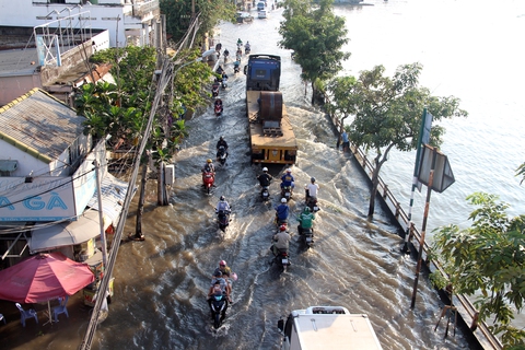 Người dân TP.HCM sáng dầm mưa đi làm, chiều vật vã về nhà vì triều cường - Ảnh 2. Người dân TP.HCM sáng dầm mưa đi làm, chiều vật vã về nhà vì triều cường - Ảnh 2.