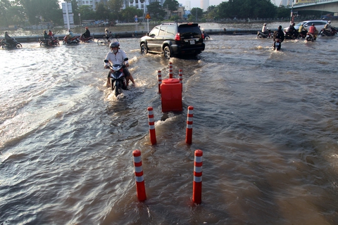 Người dân TP.HCM sáng dầm mưa đi làm, chiều vật vã về nhà vì triều cường - Ảnh 1. Người dân TP.HCM sáng dầm mưa đi làm, chiều vật vã về nhà vì triều cường - Ảnh 1.