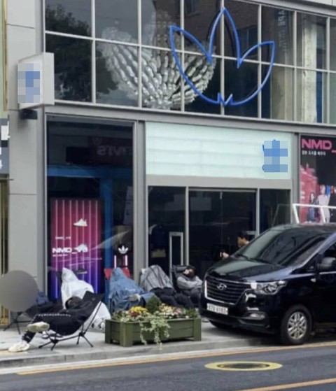 Fan trải chiếu, xếp hàng chờ mua đôi giày Jennie chọn mang - Ảnh 4. Fan trải chiếu, xếp hàng chờ mua đôi giày Jennie chọn mang - Ảnh 4.