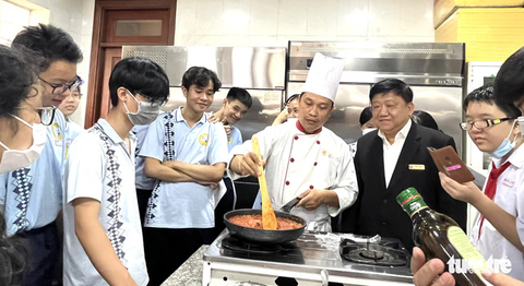 Học sinh lớp 9 thích thú trải nghiệm tìm hiểu ngành nghề - Ảnh 1. Học sinh lớp 9 thích thú trải nghiệm tìm hiểu ngành nghề - Ảnh 1.