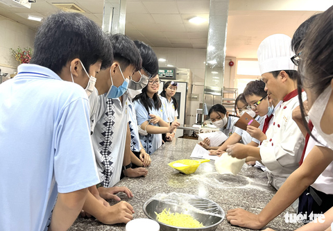 Học sinh lớp 9 thích thú trải nghiệm tìm hiểu ngành nghề - Ảnh 2. Học sinh lớp 9 thích thú trải nghiệm tìm hiểu ngành nghề - Ảnh 2.