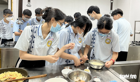 Học sinh lớp 9 thích thú trải nghiệm tìm hiểu ngành nghề - Ảnh 3. Học sinh lớp 9 thích thú trải nghiệm tìm hiểu ngành nghề - Ảnh 3.