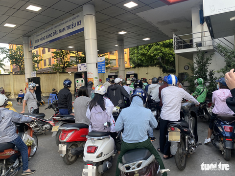 Hà Nội: Không hết xăng nhưng bán cầm chừng - Ảnh 2. Hà Nội: Không hết xăng nhưng bán cầm chừng - Ảnh 2.