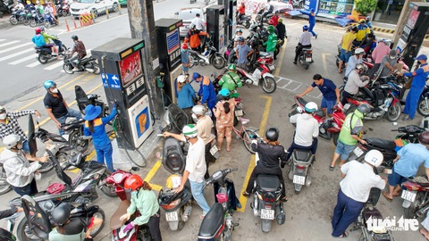 Đi mua xăng ở TP.HCM sáng 10-10 - Ảnh 1. Đi mua xăng ở TP.HCM sáng 10-10 - Ảnh 1.