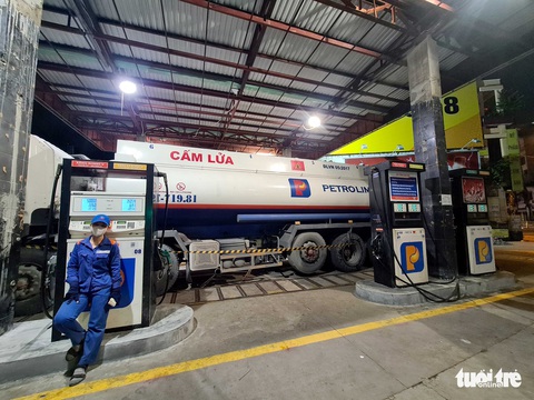 Đi mua xăng ở TP.HCM sáng 10-10 - Ảnh 9. Đi mua xăng ở TP.HCM sáng 10-10 - Ảnh 9.
