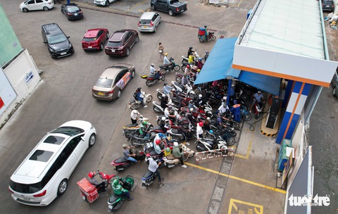 Đi mua xăng ở TP.HCM sáng 10-10 - Ảnh 3. Đi mua xăng ở TP.HCM sáng 10-10 - Ảnh 3.