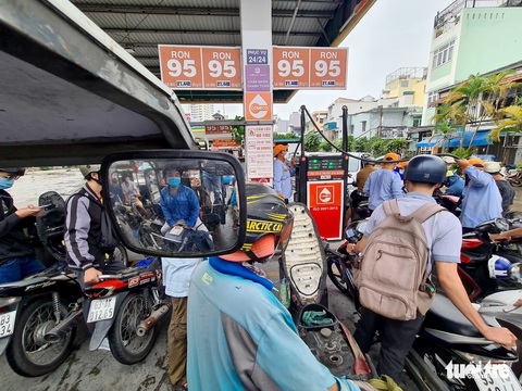 Đi mua xăng ở TP.HCM sáng 10-10 - Ảnh 4. Đi mua xăng ở TP.HCM sáng 10-10 - Ảnh 4.