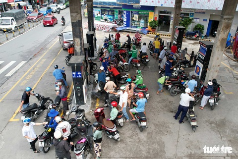 TP.HCM: Chỉ 1/10 cây xăng tạm hết hàng, không phát hiện ‘găm’ hàng - Ảnh 1. TP.HCM: Chỉ 1/10 cây xăng tạm hết hàng, không phát hiện ‘găm’ hàng - Ảnh 1.