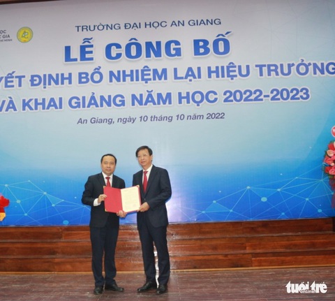 Hiệu trưởng Trường đại học An Giang được bổ nhiệm lại - Ảnh 1. Hiệu trưởng Trường đại học An Giang được bổ nhiệm lại - Ảnh 1.
