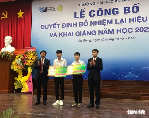 Hiệu trưởng Trường đại học An Giang được bổ nhiệm lại - Ảnh 2. Hiệu trưởng Trường đại học An Giang được bổ nhiệm lại - Ảnh 2.
