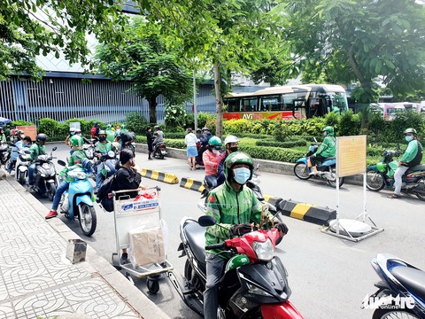 Tài xế xe công nghệ sợ chạy giữa đường hết xăng, không biết làm sao - Ảnh 1. Tài xế xe công nghệ sợ chạy giữa đường hết xăng, không biết làm sao - Ảnh 1.
