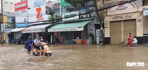 Cần Thơ ngập, học sinh được nghỉ đến hết ngày 13-10 - Ảnh 4. Cần Thơ ngập, học sinh được nghỉ đến hết ngày 13-10 - Ảnh 4.